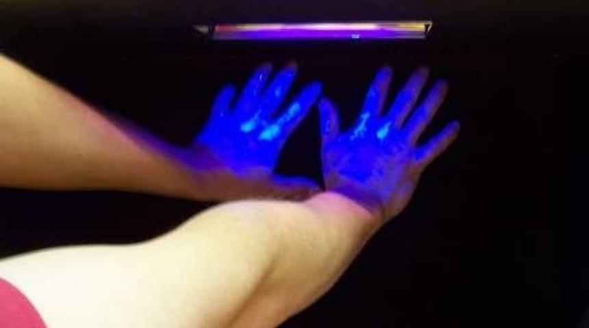 Telefonunuzu Kolayca UV Siyah Işık Cihazına D&ouml;n&uuml;şt&uuml;r&uuml;n ve Normalde G&ouml;r&uuml;lemeyen Lekeleri Ortaya &Ccedil;ıkarın