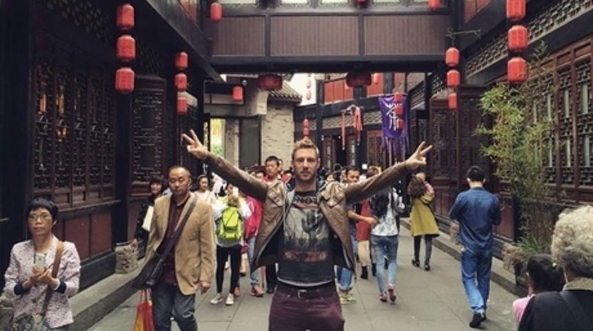 Sabah 9 Akşam 5 İşini Bırakıp D&uuml;nyayı Gezerken 1 Milyon Dolar Kazanan Adam