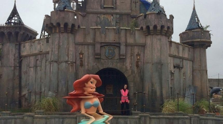 Banksy'nin Dismaland'i, Disneyland'in Kabus Gibi Bir Versiyonu