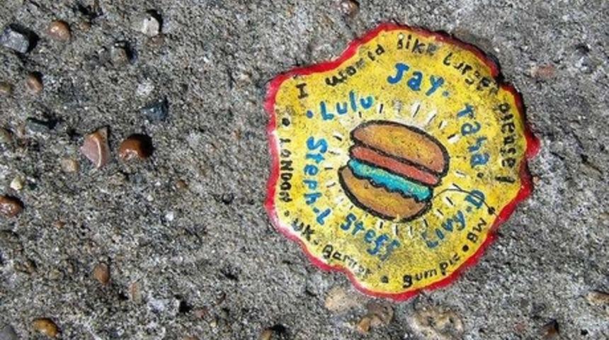 Çiğnenip Yere Atılmış Sakızların Üzerlerine Çeşitli Resimler Yapan Sanatçı