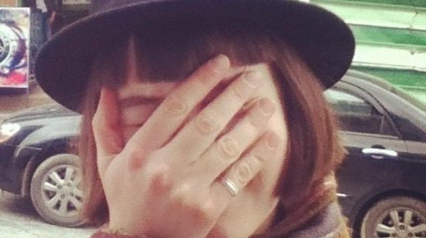 Bekar Kadınların Telefonlarında Buldukları 13 Garip Mesaj