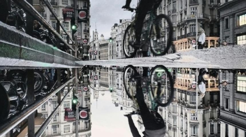 Su Birikintilerindeki Şehir Yansımaları