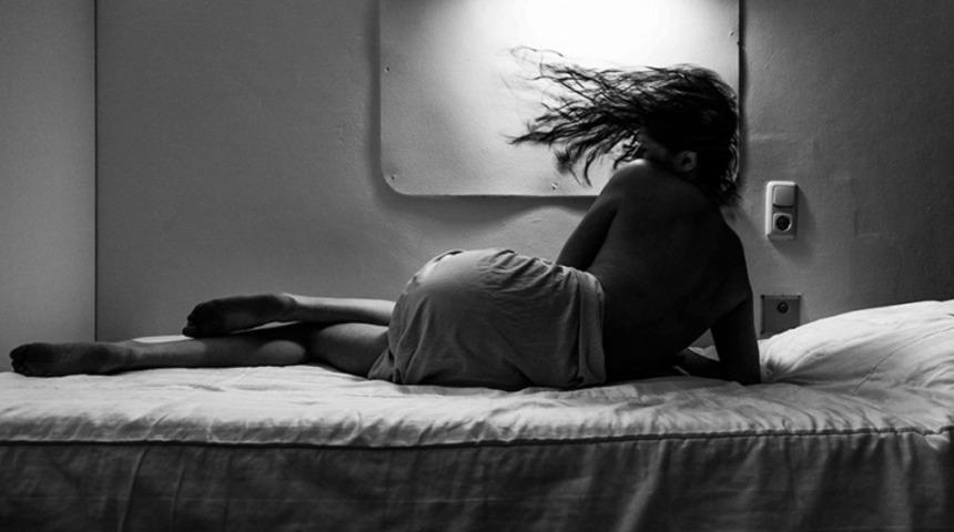 İntihar Girişiminde Bulunan Gen&ccedil; Kadın, Yattığı Psikiyatri Hastanesinde Kafasını Sakinleştirmek Amacıyla &Ccedil;ektiği Kendi Fotoğraflarını Paylaştı