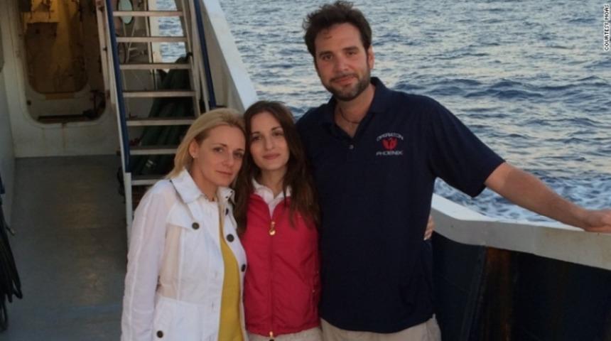 Avrupalı Bürokratlar Mülteciler Hakkında Ne Yapacağını Tartışadururken Bir Aile Eyleme Geçerek Binlerce Mülteciyi Kurtarıyor