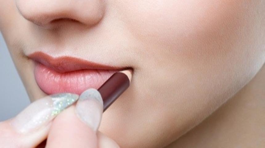 Bu Makyaj Hileleri Dudakları Dolgunlaştırıyor!