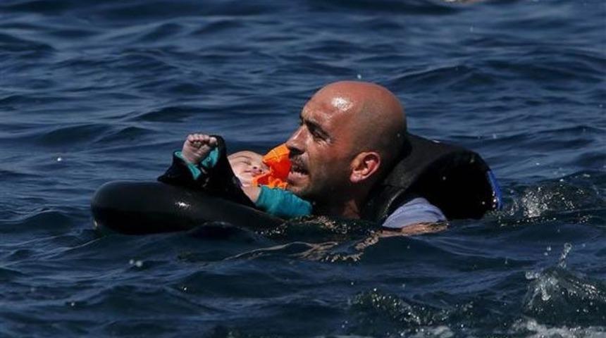 G&ouml;&ccedil;menlerin Batan Bottan Sağ Kurtulma &Ccedil;abaları Y&uuml;rekleri Dağlıyor... 