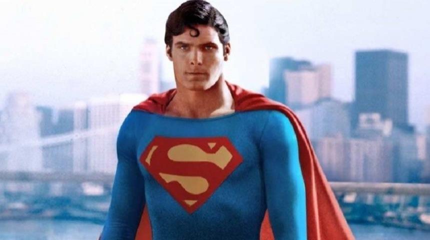 Superman Neden Kırmızı Pelerin Takıyor?