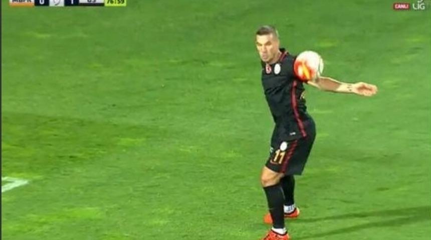 Podolski'nin Başakşehir Ma&ccedil;ında Eliyle D&uuml;zeltip Attığı Gol Sosyal Medyada Olay Oldu! 