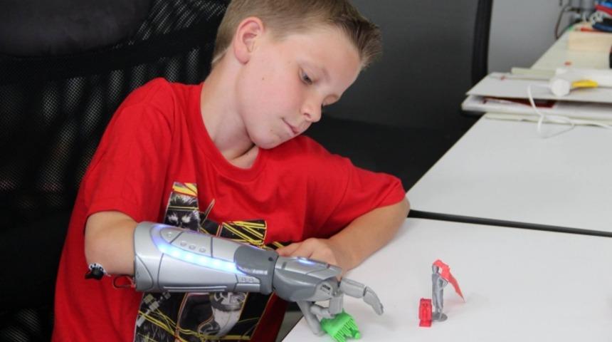 Çok Güzel Hareketler Bunlar: Çocuklar İçin Disney Temalı Biyonik Protez Kollar Üretilecek