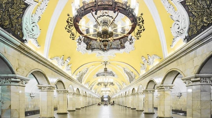 Biz Hala "Sarı &Ccedil;izgiyi Ne G&uuml;zel &Ccedil;izmişler Ya" Diyelim, Bir de Rusların Saraydan Bozma Metro İstasyonlarına Bakın