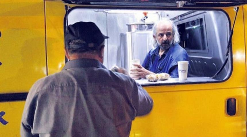 İşte Buna "İnsanlık" Derler! Her Gece Evsizlere Çorba Dağıtan Akademisyen Mahmut Karaman