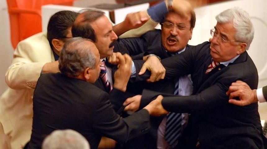 Siyaset Arenasını Sirk Meydanına Çeviren Twitter Paylaşımları