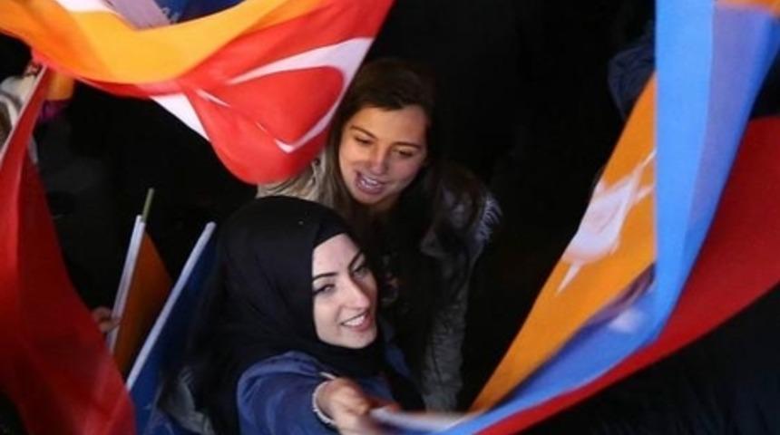 Se&ccedil;meni Akp'nin Etrafında Nasıl Yeniden Kenetlendi?