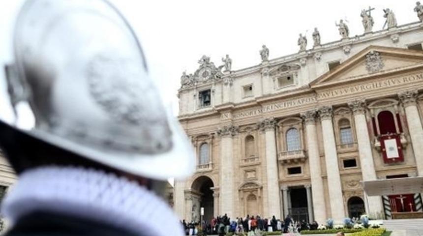 Vatikan'da 'Saray Entrikaları'