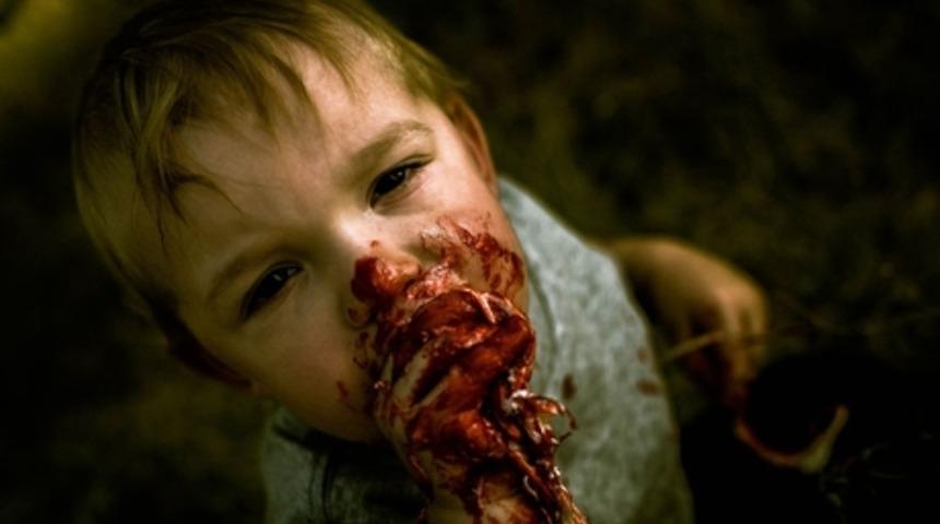 Bebeğinizi 1. Yaş g&uuml;n&uuml;nde İnsan Beyni Yiyen Bir Zombiye D&ouml;n&uuml;şt&uuml;rmek? 