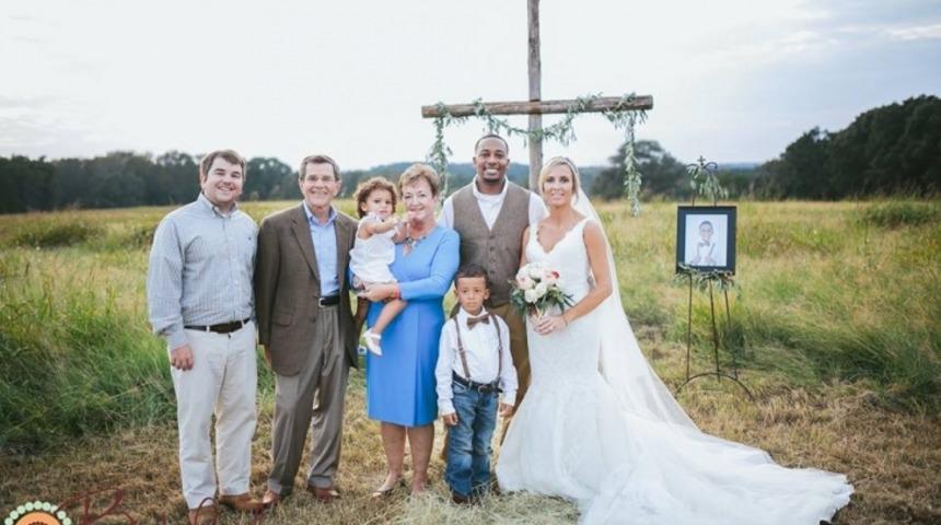 8 Yaşındaki Oğlunu L&ouml;semi Y&uuml;z&uuml;nden Kaybeden Annenin Duygulandıran D&uuml;ğ&uuml;n Fotoğrafları