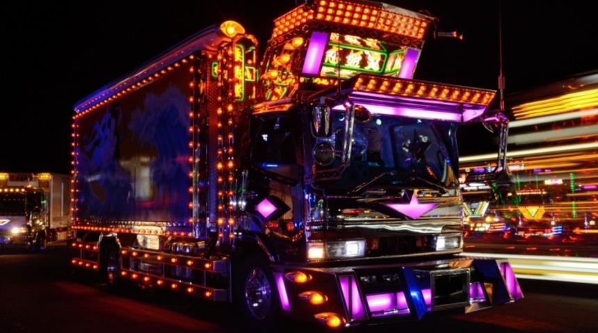 Kamyon Değil Gelinin Kız Kardeşi M&uuml;barek: Modifiye Japon Kamyonları