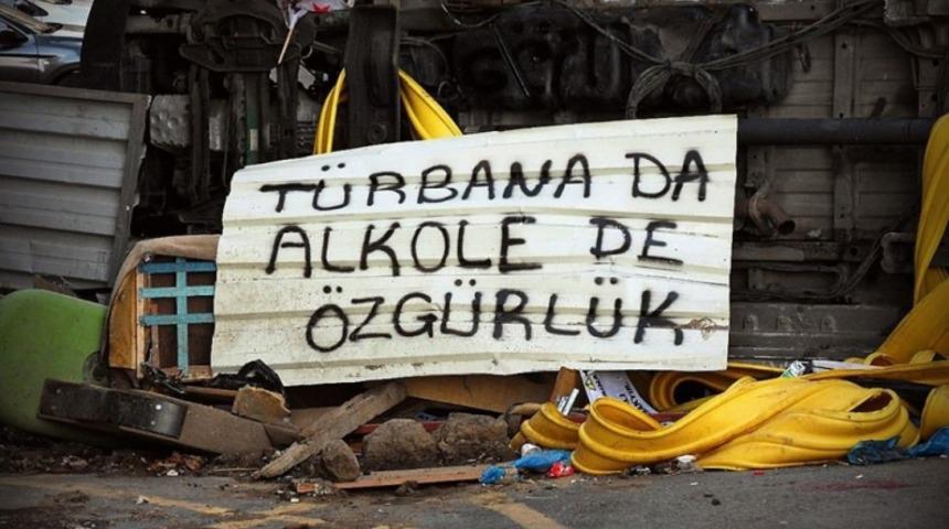 T&uuml;rbanlı Kadının Rakı İ&ccedil;mesi Sizce &Ouml;zg&uuml;rl&uuml;k M&uuml;?