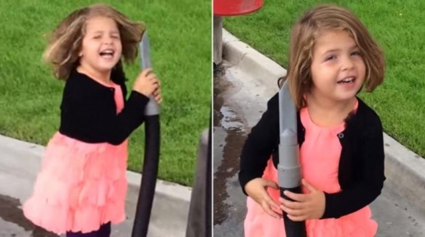 Elektrikli S&uuml;p&uuml;rgeyle Sa&ccedil;larına F&ouml;n &Ccedil;eken K&uuml;&ccedil;&uuml;k Kıza &Ccedil;ok G&uuml;leceksiniz! 