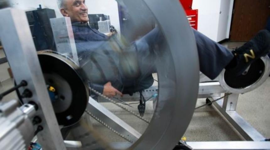 Bir Saat Bisiklet S&uuml;rerek Evin 24 Saatlik Elektrik İhtiyacını Karşılıyor