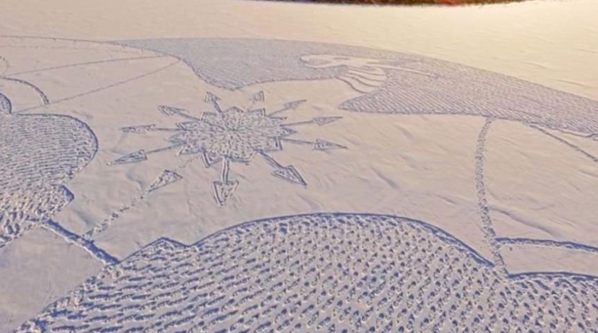 Karda Y&uuml;r&uuml;y&uuml;p İzini Belli Eden Adam: Simon Beck