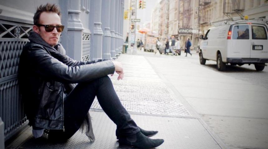 Grunge M&uuml;ziğin Bir Efsanesi Daha Gitti: Scott Weiland 4 Aralık 2015 Sabahı Tur Otob&uuml;s&uuml;nde &Ouml;l&uuml; Bulundu.