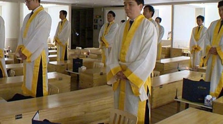 Güney Kore'nin Stresli İşçilerine Tabutlu Terapi