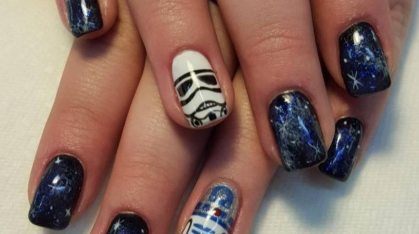 ''Dişime Tırnağıma Kadar Star Wars'&ccedil;uyum!'' Diyenler İ&ccedil;in Altın Değerinde: Dişiniz İ&ccedil;in Bir &Ouml;nerimiz Yok Ama, Ojelerinizi Darth Vader Şeklinde S&uuml;rmek İster Misiniz?