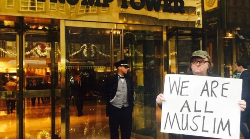 Muhalif Yönetmen Michael Moore'dan Sosyal Medyayı Sallayan Eylem: Hepimiz Müslümanız!