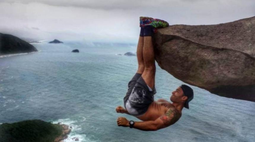 Yerden Metrelerce Y&uuml;ksekte, Ayaklarından Asılı Duran Adam Hepimizi Keklemiş!