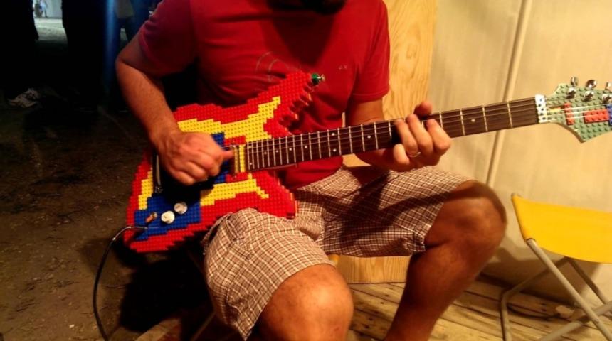 Gerçek Bir Gitar Gibi Çalabileceğiniz Lego Gitar Üretildi