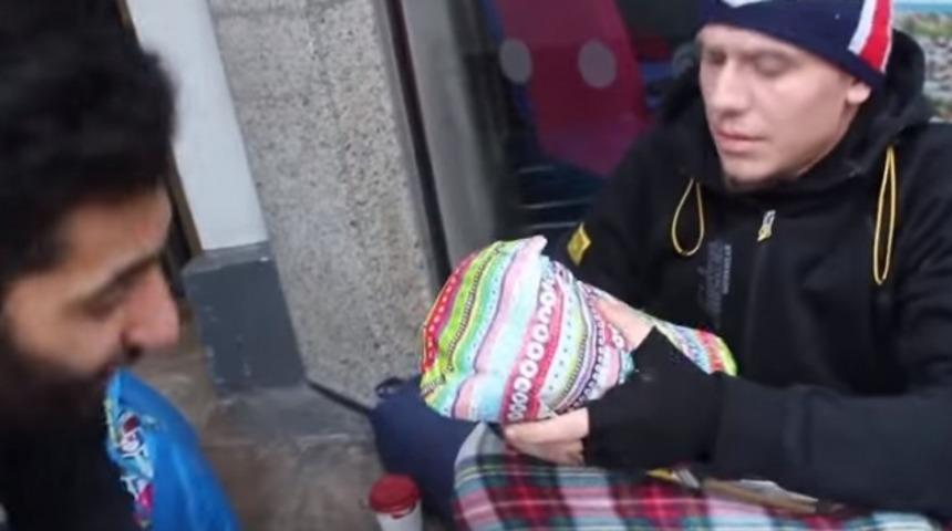 Evsizlere Noel Hediyesi Dağıtan İngiliz Müslüman Sosyal Medyanın Yeni Fenomenlerinden Biri Oldu