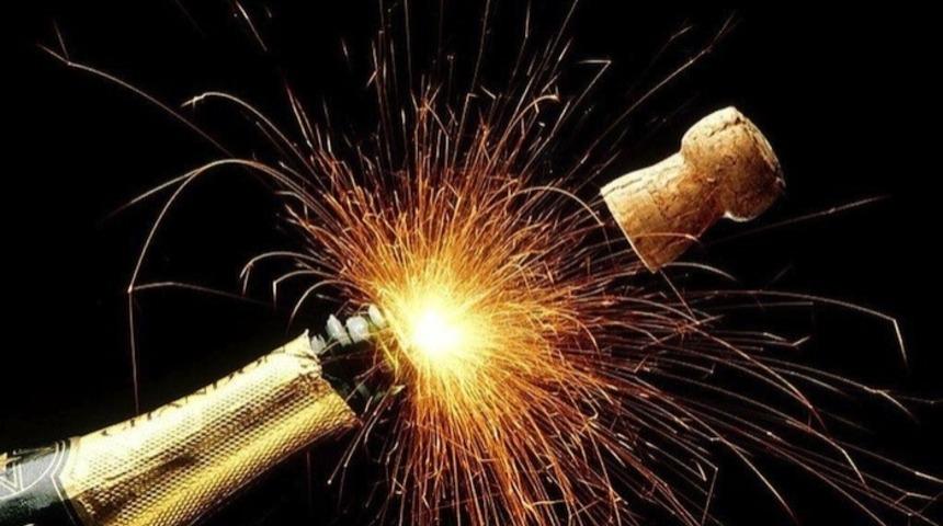 Yılbaşını Evde Geçirecekler İçin Altın Değerinde: Arkadaşlarınızla Keyifli ve 'Yüksek' Vakitler Geçirmek İçin İdeal 4 İçki Oyunu