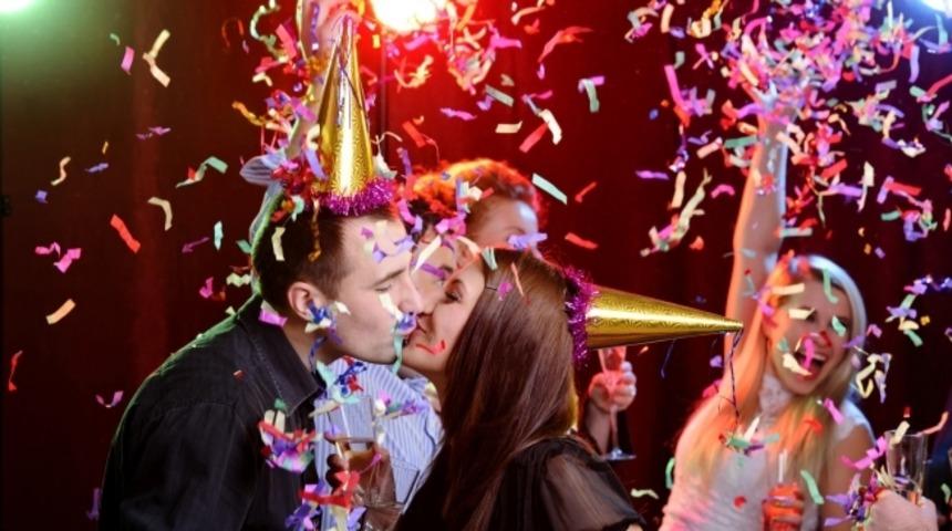 Yalnızsanız, Yeni Yıla Girerken Öpüşmek İsteyebileceğiniz 9 Erkek