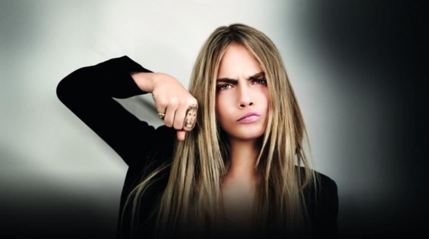 Gönlümüzün Kalın Kaşlı Sultanı Cara Delevingne'e Hayran Olmak İçin Bir Sebep Daha!
