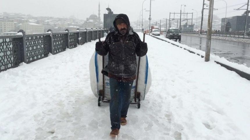 Kağıt Toplayarak Hayatını Kazanan Mehmet Kadir Abi'nin Doğum Gününü Kutlayarak Yüreklerimizin Karını Eriten Muhteşem Gençler