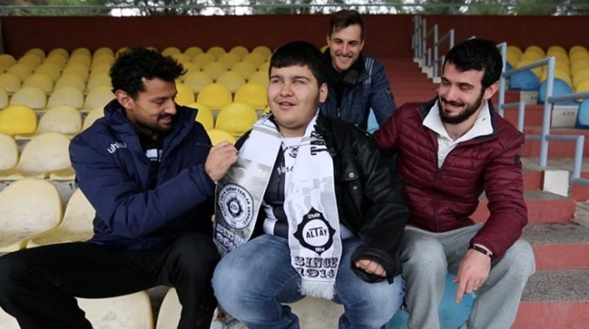 Tribünde Gözleri Görmeyen Oğluna Maç Anlatan Baba ve Oğlu Kenan'ın Hikayesi