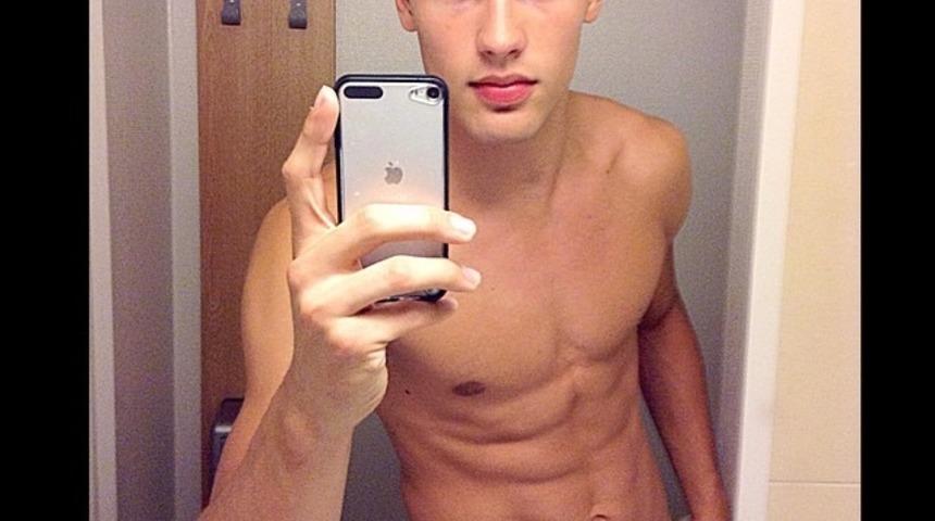 &Ccedil;ıplaklığı Eleştirip Kendileri Soyunuyorlar! Riyakar Erkekleri İfşa Eden Twitter Hesabı