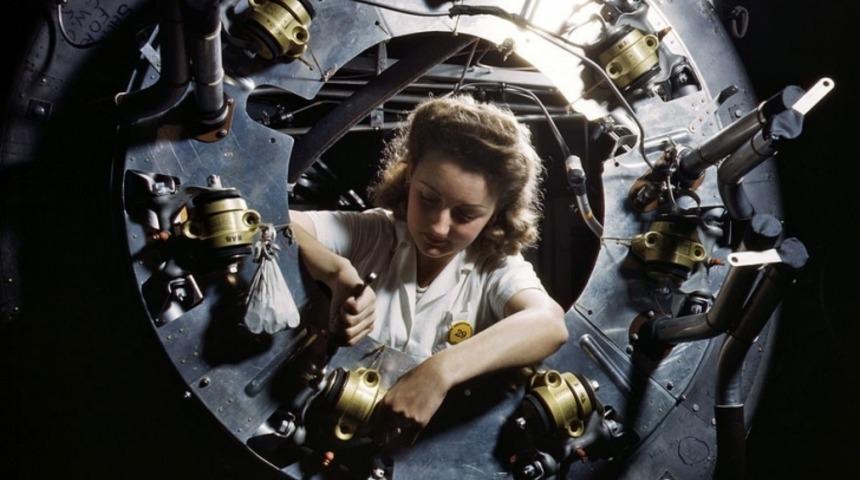 II. D&uuml;nya Savaşı'nda &Ccedil;alışan Kadınların Y&uuml;ksek &Ccedil;&ouml;z&uuml;n&uuml;rl&uuml;kl&uuml; Renkli Fotoğrafları