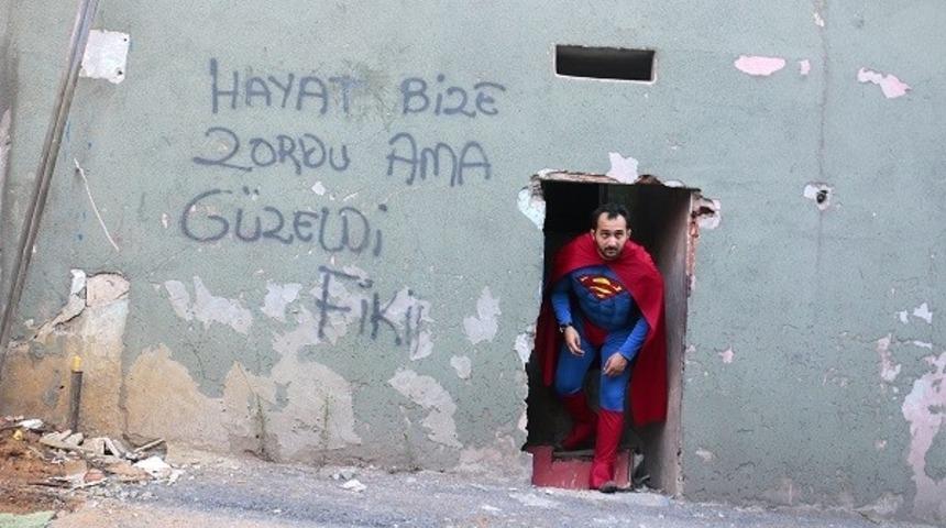 T&uuml;rkiye'de Sokaklarda S&uuml;permen Kıyafeti ile Gezerseniz Ne Olur?