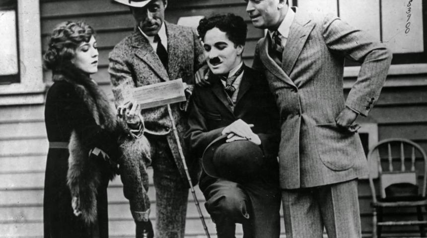 D&uuml;nya'nın D&ouml;rt Bir Tarafından Tanınmış &Uuml;nl&uuml;lerle Charlie Chaplin