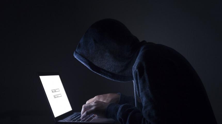 Teknolojinin Karanlık Y&ouml;n&uuml;: Dijital D&uuml;nyanın Karanlık Y&uuml;z&uuml;nde İşlenmiş Korkun&ccedil; Su&ccedil;lar