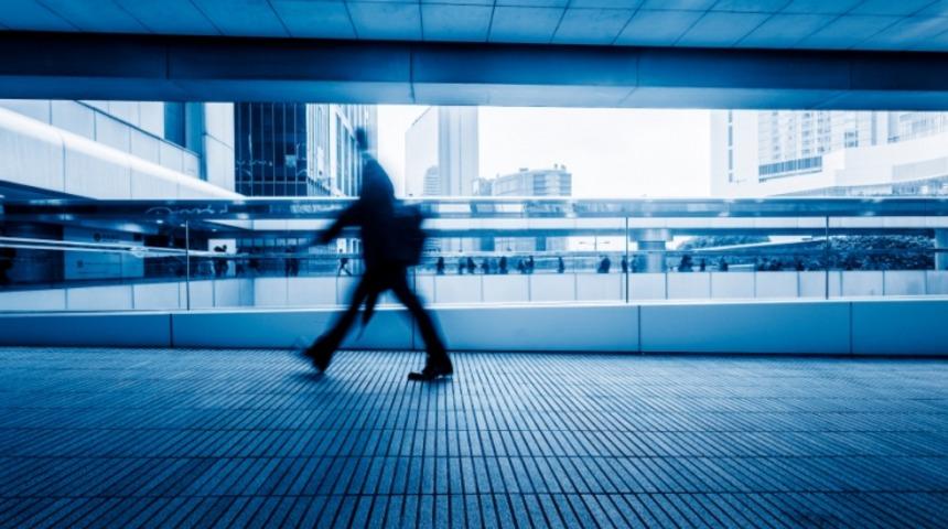 Yürürken Kollarımızı Neden Sallarız?