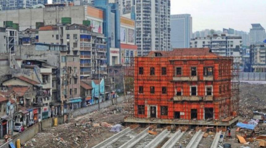 &Ccedil;in'de Raylarla Taşınan Bina Ne İfade Ediyor?