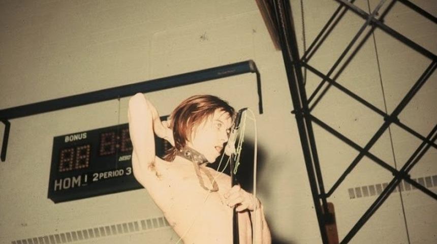 Yırtık Pantolon Modasının Babası: Punk Rock'ın Öncülerinden Iggy Pop Yırtık Donuyla Sahnede!