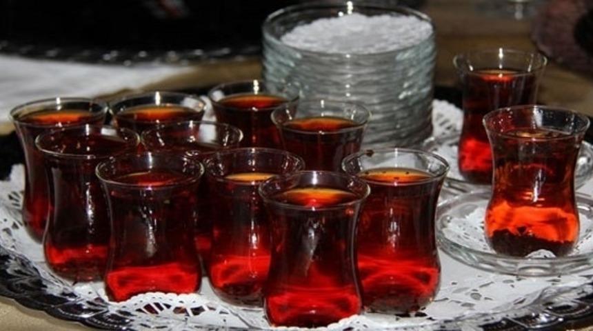 Aile Geleneğinin Drama D&ouml;n&uuml;şt&uuml;ğ&uuml; An: Bayramda Evin Kızı Olmak