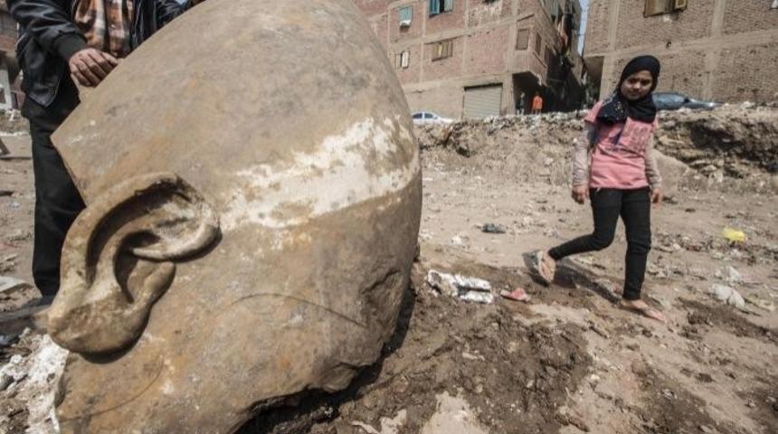 Son Yılların En B&uuml;y&uuml;k Firavun Heykeli, Bir Gecekondu Mahallesinde Keşfedildi!