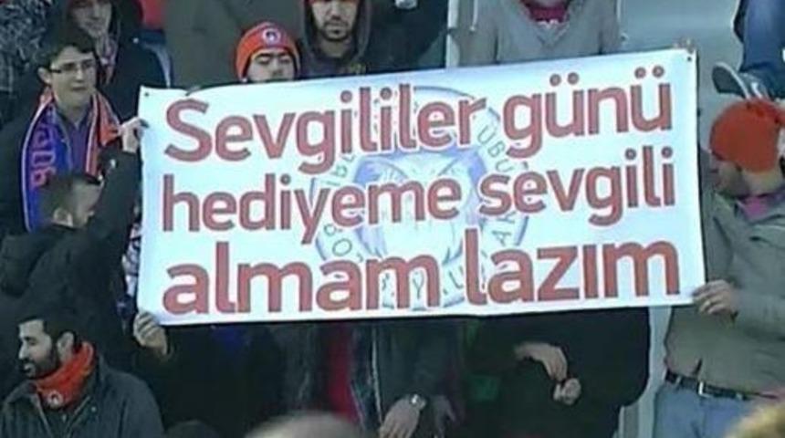 Bir trib&uuml;n vazge&ccedil;ilmezi olan pankartlardan en komik 13 &ouml;rnek!!