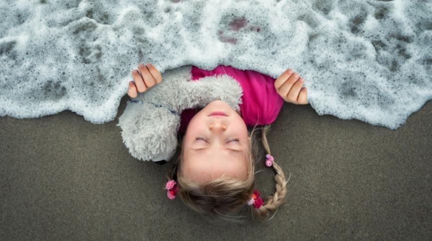 Photoshop ve hayal gücünü birleştirerek ailesini diyardan diyara götüren baba 