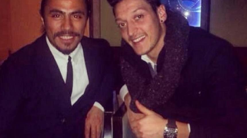 D&uuml;nyaca &uuml;nl&uuml; futbolcuların Nusret tutkusu